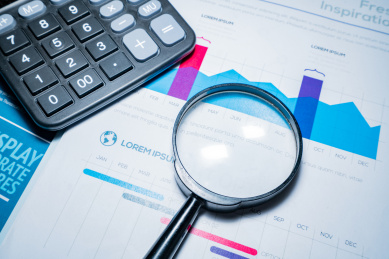 商务金融报表图表报告文件夹铺满了办公桌研究英文文献学习资料