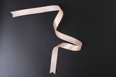 扭曲的浅粉色绸带