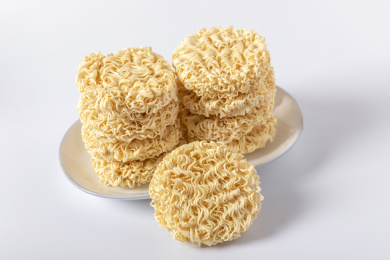 放在白色背景上的干面饼.