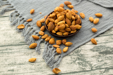 装在木盘子里放在布上的巴旦木