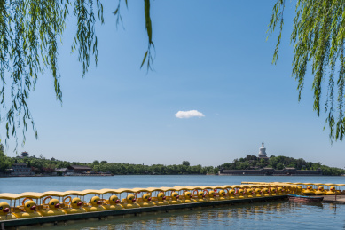 中国北京北海公园的北海白塔