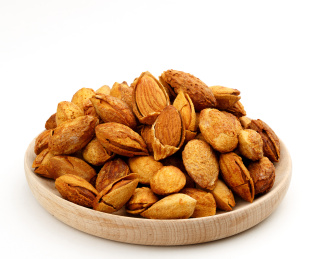 白底上装在小木盘里的巴旦木