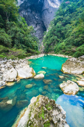 中国贵州黔南荔波县大七孔景区内的溪谷风光