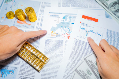 金融人士手里拿着钢笔指着商务市场经济图表报表报告进行分析办公研究