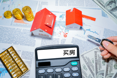 一个人手里拿着钥匙计算器房屋房地产金币硬币美元美金模型买房购房购买房屋置业概念