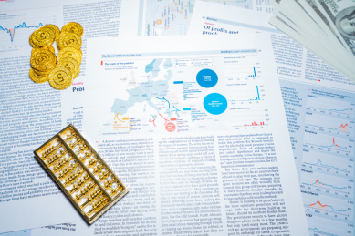 金融人士第一人称视角拿着钢笔放大镜评估评测预测金融经济趋势走势报表图表风险分析解析数据概念