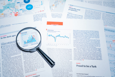 金融人士第一人称视角拿着钢笔放大镜评估评测预测金融经济趋势走势报表图表风险分析解析数据概念