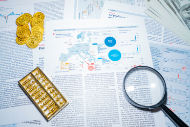 金融人士第一人称视角拿着钢笔放大镜评估评测预测金融经济趋势走势报表图表风险分析解析数据概念