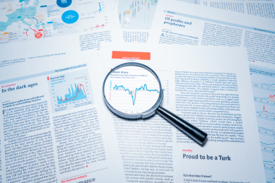 金融人士第一人称视角拿着钢笔放大镜评估评测预测金融经济趋势走势报表图表风险分析解析数据概念