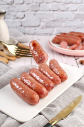 灰色背景布上的美味原味猪肉香肠