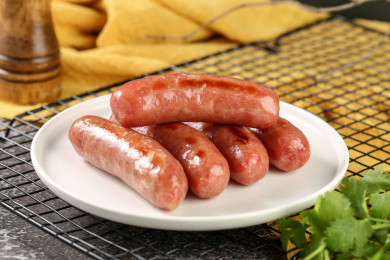 铁夹背景上的一盘原味猪肉香肠