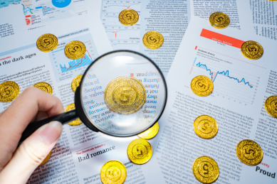 金融人士拿着图表报表报告进行数据分析统计解析计算