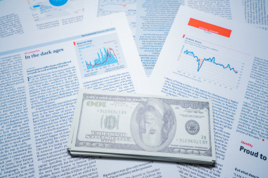 金融经济美元硬币放在报表图表报告上