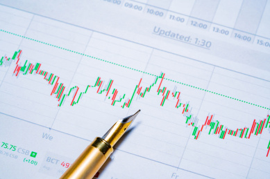 微距下的报表图表报告数据柱状图折线图以及钢笔算盘放大镜分析解析计算概念