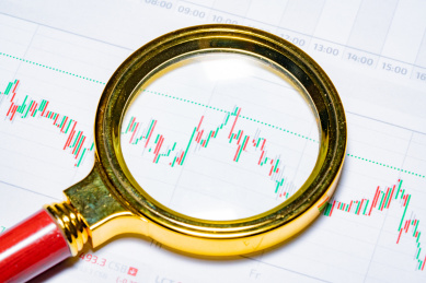 微距下的报表图表报告数据柱状图折线图以及钢笔算盘放大镜分析解析计算概念