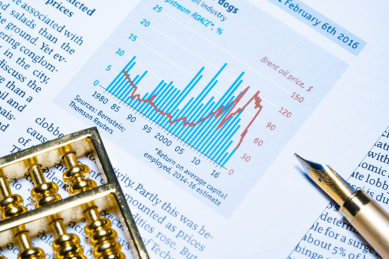 微距下的报表图表报告数据柱状图折线图以及钢笔算盘放大镜分析解析计算概念