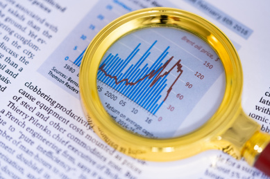 微距下的报表图表报告数据柱状图折线图以及钢笔算盘放大镜分析解析计算概念