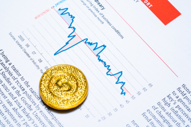微距下的报表图表报告数据柱状图折线图以及钢笔算盘放大镜分析解析计算概念
