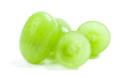 白底上的提子葡萄果肉切面