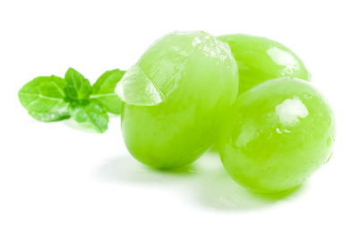 白底上的三颗晴王葡萄