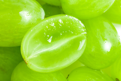 铺满青提背景的果肉切面