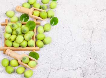 白底木盘勺子上装着的莲子背景素材