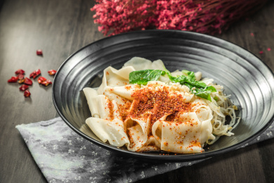 棕色木纹桌面上放着一份油泼拌面