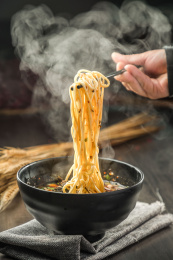 筷子挑起一坨桌上的一碗臊子面