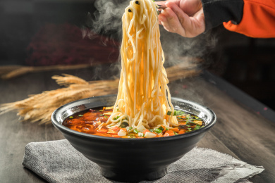 筷子挑起一坨桌上的一碗臊子面