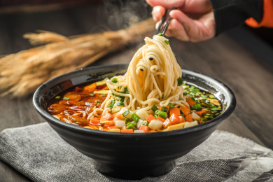 筷子挑起一坨桌上的一碗臊子面