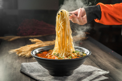 筷子挑起一坨桌上的一碗臊子面