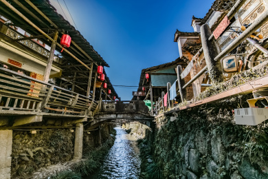 中国福建省武夷山市下梅古村水街商铺建筑环境