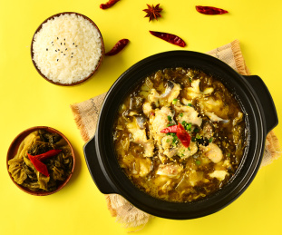 黑色砂锅里的酸菜香辣龙利鱼