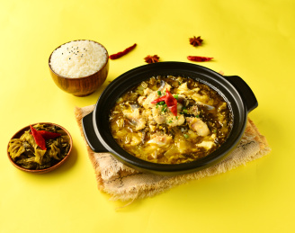 黑色砂锅里的酸菜香辣龙利鱼