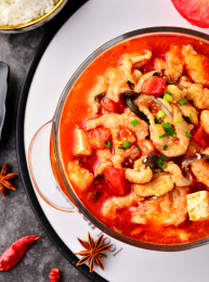 圆形玻璃器皿中的番茄口味龙利鱼