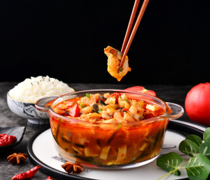 圆形玻璃器皿中的番茄口味龙利鱼