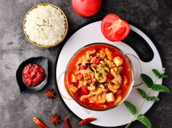 圆形玻璃器皿中的番茄口味龙利鱼