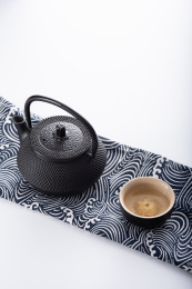 灰色背景上放着茶席铁茶壶菊花茶