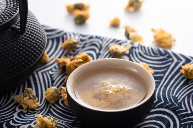 灰色背景上放着茶席菊花茶水特写