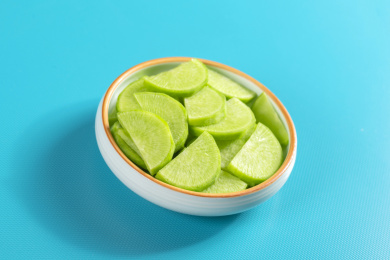 保健蔬菜青萝卜片盛放在盘子中摆放在桌面上