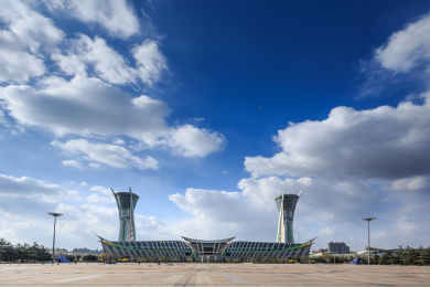 蓝天白云下的潍坊人民广场_站酷海洛_正版图片_视频_字体_音乐素材