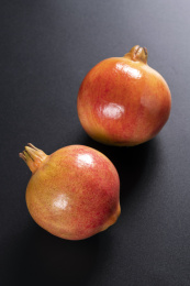 成熟的石榴和石榴籽石榴汁摆放在桌面上