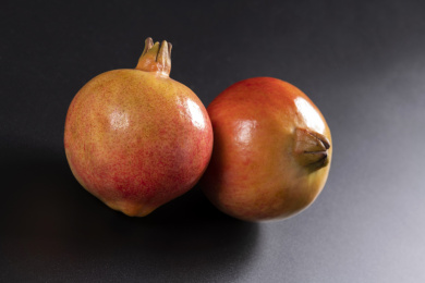 成熟的石榴和石榴籽石榴汁摆放在桌面上