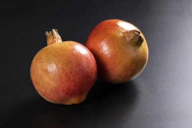 成熟的石榴和石榴籽石榴汁摆放在桌面上