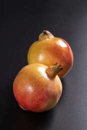 成熟的石榴和石榴籽石榴汁摆放在桌面上