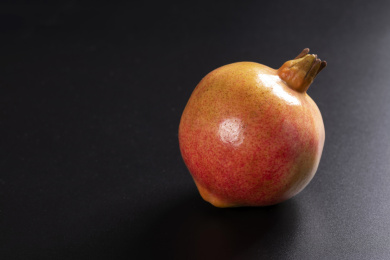 成熟的石榴和石榴籽石榴汁摆放在桌面上