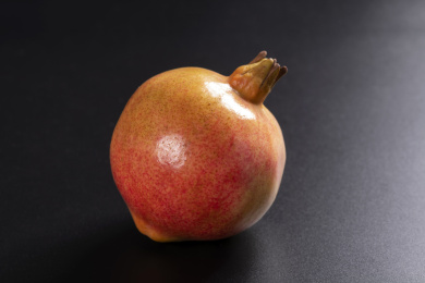 成熟的石榴和石榴籽石榴汁摆放在桌面上