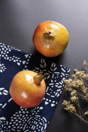 成熟的石榴和石榴籽石榴汁摆放在桌面上