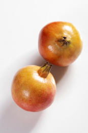 成熟的石榴和石榴籽石榴汁摆放在桌面上