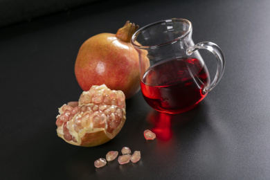 成熟的石榴和石榴籽石榴汁摆放在桌面上